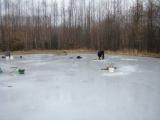 Łowili pod lodem