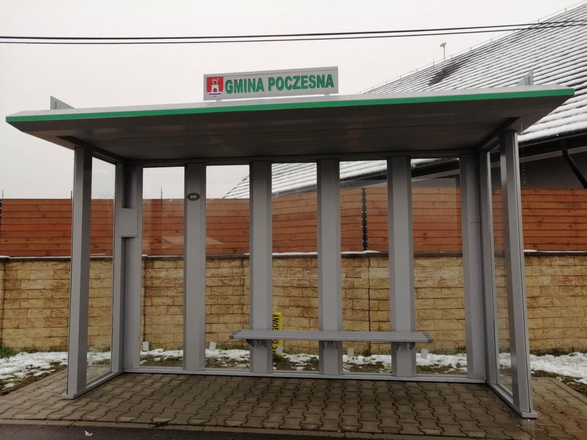 Gmina Poczesna zakupiła i zamontowała nowe wiaty przystankowe.